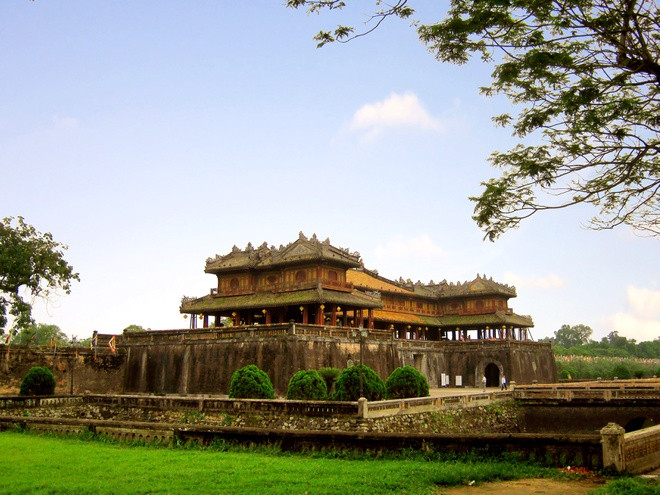 Hoàng quý phi là người đứng đầu các bà phi, tức vợ chính của vua, được hưởng nhiều đặc quyền, đặc lợi. Hoàng quý phi ở cung Khôn Thái, những bà phi khác ở điện Trịnh Minh. Các bà Tân ở viện Đoan Huy. Những bà Tiếp dư ở viện Thuận Huy. Các bà khác ở điện Đoan Trang, Đoan Hòa, Đoàn Thuận, Đoan Tường.