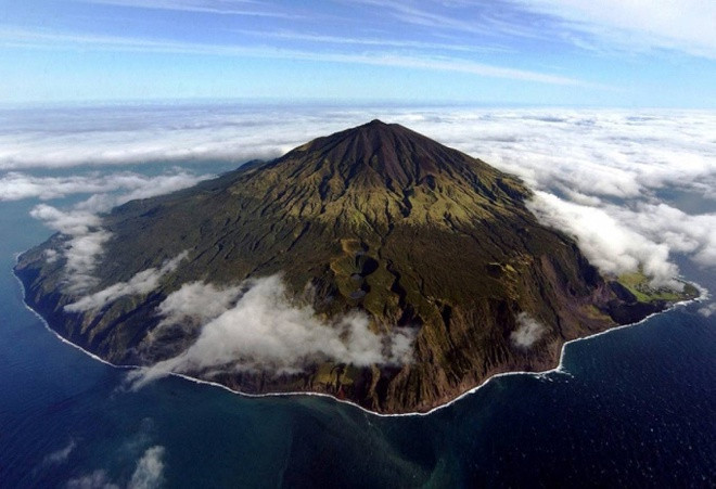Tristan da Cunha là quần đảo có địa hình dạng núi lửa, con người không thể xây dựng sân bay trên hòn đảo này. Đường thủy trở thành tuyến giao thông duy nhất để tiếp cận hòn đảo. Phải mất 6 ngày di chuyển bằng thuyền từ Nam Phi hoặc vượt hải trình kéo dài một tháng qua Nam Đại Tây Dương, con người mới có thể tới được hòn đảo này.