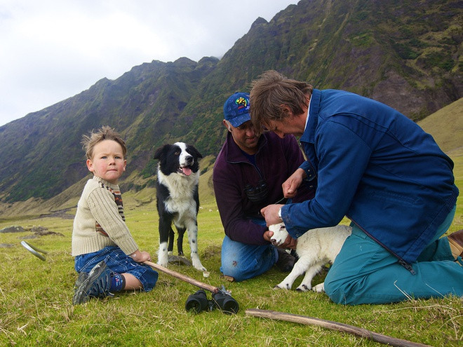 Tristan da Cunha có khoảng 250 người (theo Brut Nature có 251 người vào năm 2018) sinh sống.