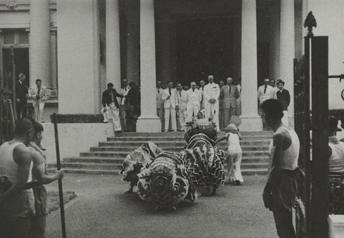 Đội múa lân biểu diễn trước một tòa nhà ở Sài Gòn dịp Tết năm 1948.