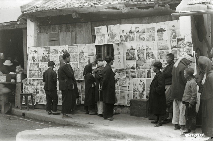 Nhiều người dân mua tranh Tết về treo trong nhà năm 1929.