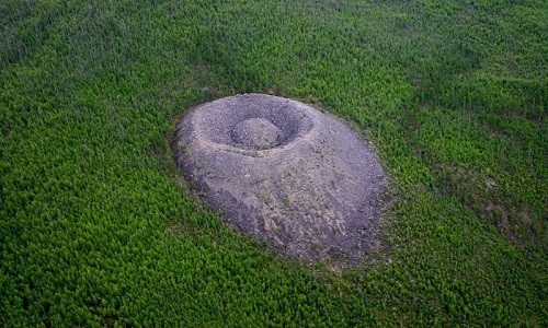 Nằm ở Irkutsk, Siberia, miệng núi lửa Patomskiy còn được người dân địa phương gọi là “Tổ đại bàng lửa”. Nó được một nhà địa chất người Nga tìm ra trong một cuộc thám hiểm được thực hiện ở Siberia năm 1949.