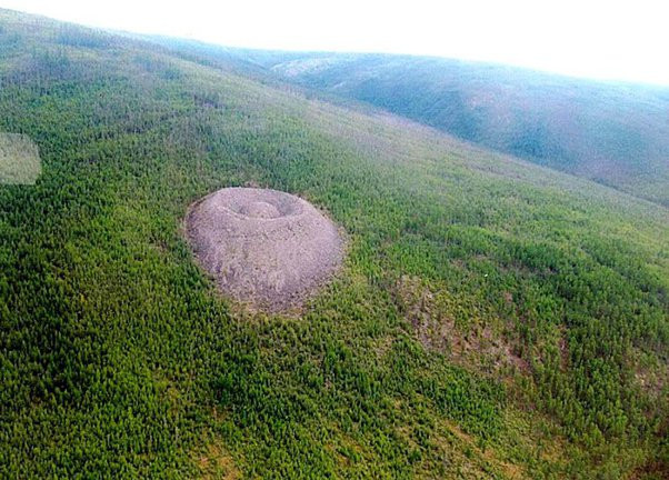 UFO của sinh vật ngoài Trái đất có thể đã sử dụng loại năng lượng đặc biệt nên để lại "rác thải" ngấm sâu vào lòng đất khiến cây cối phát triển nhanh hơn những khu vực khác.