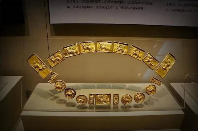 Ban đầu, ông không quan tâm đến điều đó nên cầm cuốc đập nhỏ những tảng đá để dễ mang về nhà hơn. Đột nhiên, ông nghe thấy âm thanh lạ vang lên sau khi làm vỡ tảng đá. Khi nhìn kỹ, ông thấy bên trong tảng đá lộ ra một hiện vật màu vàng sáng bóng.