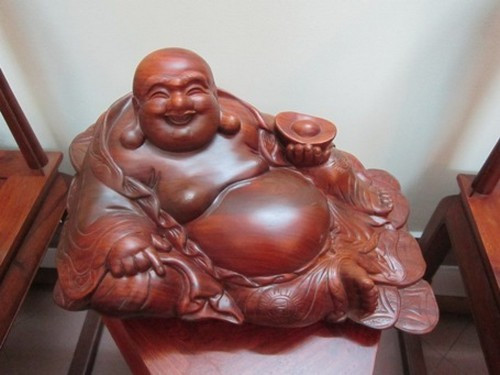 Tượng Ông thần tài được nhiều người bày trí trong các cửa hàng buôn bán nhằm mục đích cầu phước lành, tài lộc cho gia chủ.