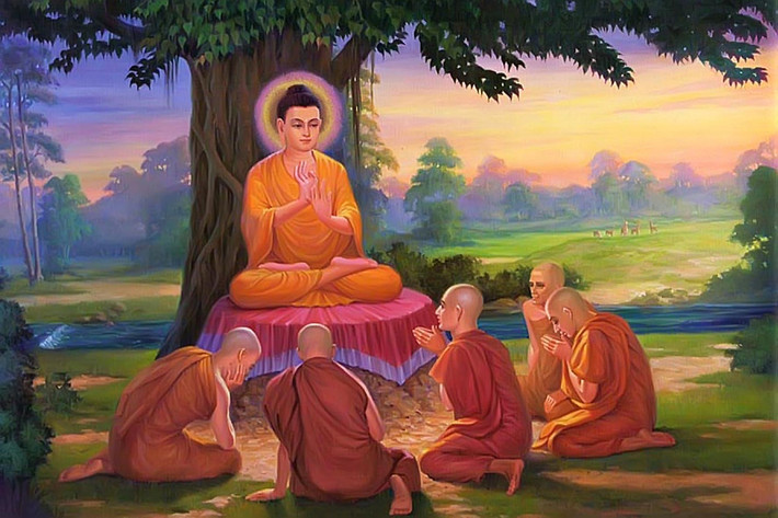 Phải đến thế kỷ đầu Công nguyên, người ta mới bắt đầu tạc tượng Phật. Hai trung tâm tạc tượng nổi tiếng là Mathura (Ấn độ) và Gandhara (Pakistan) đã tạo ra nhiều bức tượng Phật. Do không hề có tượng hay ảnh mẫu để làm theo nên các nghệ nhân đã thể hiện hình ảnh Phật theo mô tả trong sách vở về 32 tướng tốt của Ngài, trong đó có 2 điểm liên quan đến đầu tóc: Nhục kế nổi cao và tóc xoăn cuộn theo chiều bên phải.