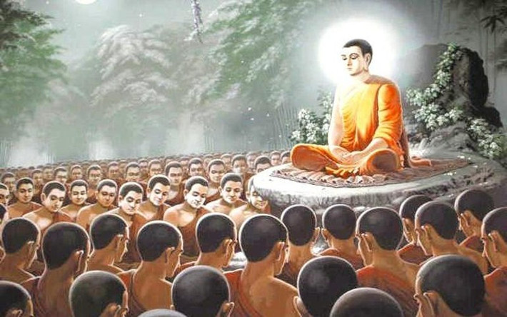 Trước khi chứng ngộ, Đức Phật từng tu theo pháp môn khác nhưng không tìm thấy con đường giải thoát. Suốt 6 năm tu theo lối khổ hạnh, Ngài không cạo tóc vì hoàn toàn không bận tâm đến việc này. Sau khi đã chứng đạo, Ngài thu nhận đệ tử, truyền dạy đạo pháp, đặt ra lệ người xuất gia mỗi tháng 2 lần cạo đầu. Bản thân Đức Phật luôn tuân thủ việc này.
