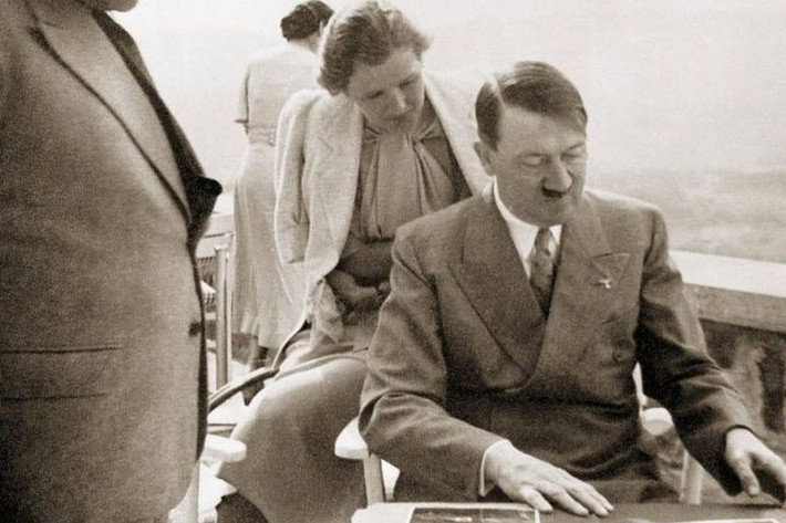 Hitler tin rằng, chủng tộc người Aryan đã đến Ấn Độ từ 1.500 năm trước đó rồi kết hôn với người dân địa phương khiến dòng máu của họ không còn “thượng đẳng” so với những chủng tộc khác trên thế giới.