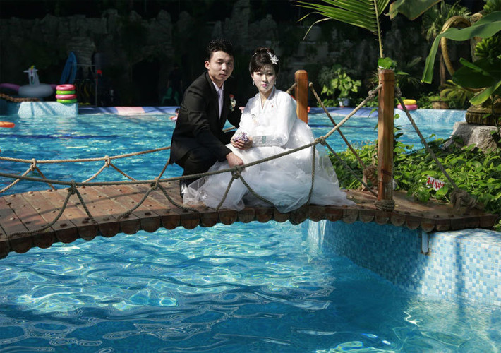 Cặp đôi người Triều Tiên chụp ảnh cưới tại một bể bơi trong nhà ở Bình Nhưỡng.