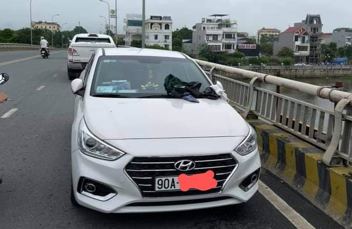 Không mảy may suy nghĩ, thượng úy Ngô Văn Thứ liền dừng xe nhanh chóng cửi quần áo, rồi từ trên cầu nhảy xuống sông, bơi ra chỗ người đuối nước khoảng cách từ trân cầu ra gần 100m và cứu thành công một cô gái đang chới với dưới sông.