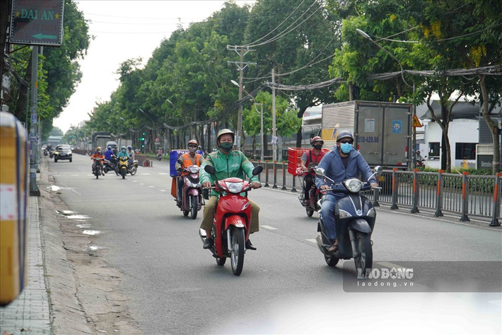 Trong sáng 16/9, nhiều shipper cũng đã hoàn thành các đơn hàng liên quận.