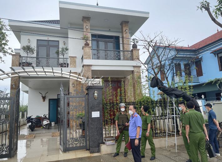 Trước đó, 16/9, Phòng Cảnh sát hình sự Công an tỉnh Thanh Hóa đã thi hành Quyết định khởi tố vụ án, khởi tố bị can và bắt tạm giam 2 đối tượng là đàn em của Bùi Văn Thảo gồm Đỗ Xuân Hưởng, sinh năm 1995 ở huyện Kiến Thụy, thành phố Hải Phòng và Mai Văn Lệnh, sinh năm 1991, ở thôn Hải Bình, xã Nga Hải, huyện Nga Sơn về hành vi giết người.