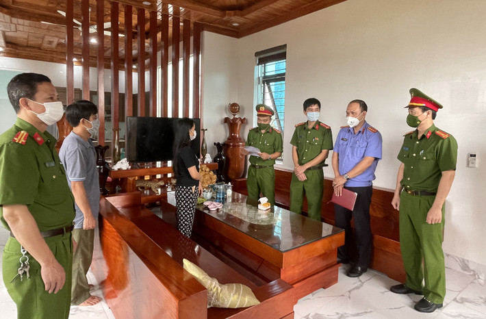 Tài liệu điều tra ban đầu cho thấy, do mâu thuẫn từ trước với Bùi Văn Thảo (tức Thảo Thủy), khoảng 19h ngày 9/9, anh Bùi Văn Học (SN 1995, trú tại thôn Đông Kinh, xã Nga Trường, huyện Nga Sơn) đã đến nhà Thảo đứng ngoài cửa chửi bới, thách thức và tiểu tiện ngay trước cửa nhà Thảo. Do bực tức nên Thảo đã gọi điện thoại cho 2 “đàn em” của mình là Hưởng và Lệnh mang theo hung khí gồm: dao (dạng phớ) và tuýp sắt đi xe máy đến nhà anh Học để “thanh toán” đối thủ.