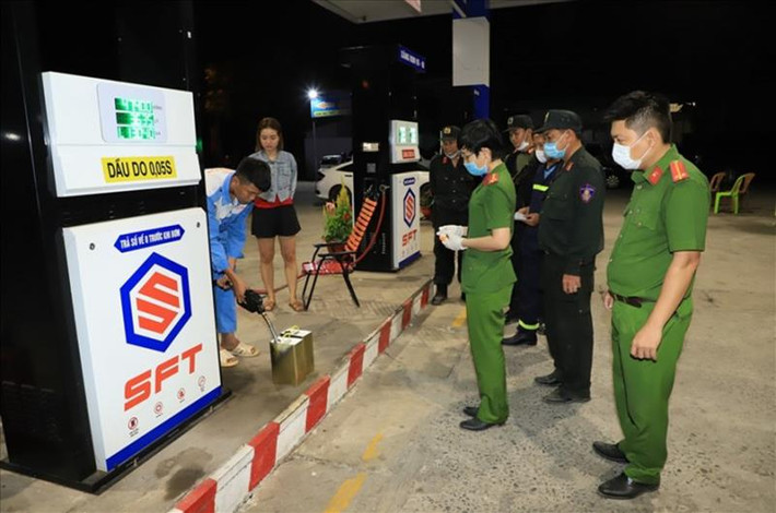Theo đó, qua công tác nắm tình hình địa bàn, triển khai các biện pháp nghiệp vụ và từ tin báo tố giác của quần chúng nhân dân, Công an tỉnh Đồng Nai phát hiện đường dây buôn lậu, sản xuất xăng giả với quy mô đặc biệt lớn.