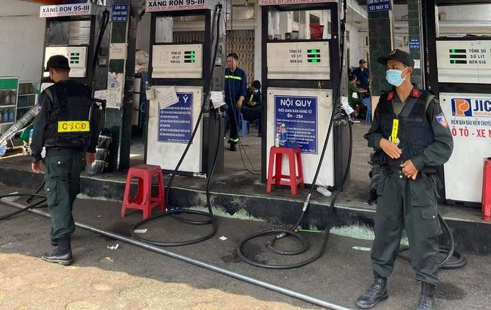 Hành vi làm giả xăng gây tác hại rất lớn đối với người tiêu dùng; khi sử dụng xăng giả, các phương tiện sẽ bị giảm công suất và tuổi thọ; động cơ của xe sẽ bị nóng lên bất thường. Quá trình này diễn ra lâu ngày sẽ khiến các bộ phận của động cơ hư hỏng, gây chập điện và cháy nổ, nguy hiểm cho người điều khiển phương tiện và gây ra tai nạn giao thông.
