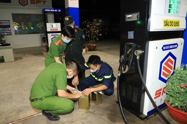 Từ ụ nổi này, các đối tượng tiếp tục bơm xăng lậu, xăng giả qua các tàu thủy đem về các kho chứa dọc theo các tuyến đường sông, sau đó cấp cho các xe bồn, xe đầu kéo chở đi tiêu thụ tại các tỉnh phía Nam. “Hàng ngày, các đối tượng đã cung cấp trên một triệu lít xăng giả, xăng kém chất lượng ra thị trường. Hành vi buôn lậu của các đối tượng đã làm lũng đoạn kinh tế đất nước, gây thất thu ngân sách nhà nước, làm ảnh hưởng nghiêm trọng đến an ninh năng lượng quốc gia", Thiếu tướng Vũ Hồng Văn cho biết.