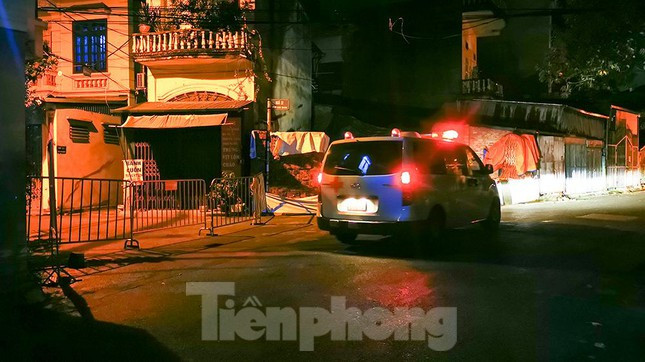 Xe cứu thương ở khu vực xét nghiệm.