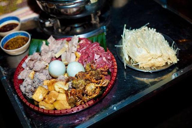 Cách nấu lẩu riêu cua bắp bò: Rau sống và giá đỗ rửa sạch, để ráo nước. Cà chua rửa sạch, bổ múi cau. Thịt bò thái mỏng, bản to vừa ăn, ướp chút gia vị (hạt nêm, tiêu, hành củ) để ngấm khoảng 30 phút.