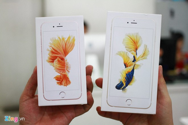 iPhone 6S vàng hồng đầu tiên tại Việt Nam đã được hệ thống CellphoneS xách tay từ Australia về Việt Nam. Đây là 2 chiếc iPhone thế hệ mới của Apple, một iPhone 6S màu vàng hồng (rose gold) và một 6S Plus màu vàng (gold). Hộp đựng máy in hình chiếc iPhone với hình nền là những con cá chọi.