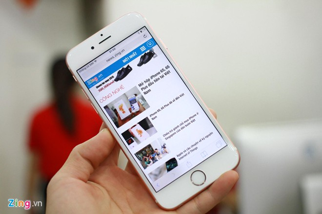 Mức giá ban đầu của iPhone 6S tại Việt Nam khá cao. Tuy nhiên, phía đại diện cửa hàng cho hay, đã có nhiều khách đặt mua và chấp nhận mức chênh giá này.