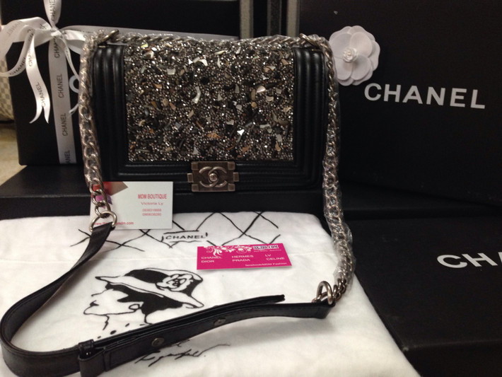 Lưu ý là thẻ đảm bảo hàng thật của Chanel thường bị nhái, nên việc một chiếc túi có kèm thẻ này không đồng nghĩa nó là hàng thật.