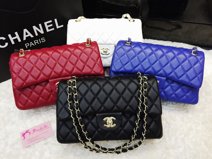 Với các dòng, mẫu túi Chanel mới, túi bọc sẽ có màu đen với dòng chữ “Chanel” màu trắng, trong khi dòng Chanel vintage sẽ có túi bọc màu trắng với logo màu đen.