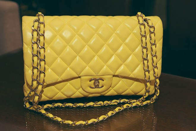 Túi Chanel xịn phải có dấu CHANEL ở bên trong cũng như dòng chữ “Made in France” ngay bên dưới hoặc phía bên.