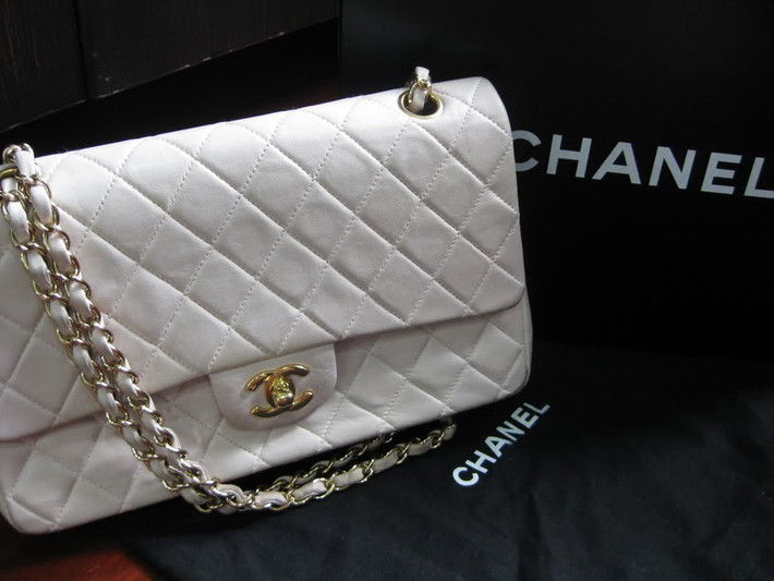 Chỉ các nhãn hiệu tầm trung mới có nguồn là Made in China hay Made in Cambodia, hay Việt Nam. Còn các hãng thời trang cao cấp như Chanel, Louis Vuitton hay Gucci đều hoàn toàn không sản xuất tại bất cứ nước thứ ba nào.