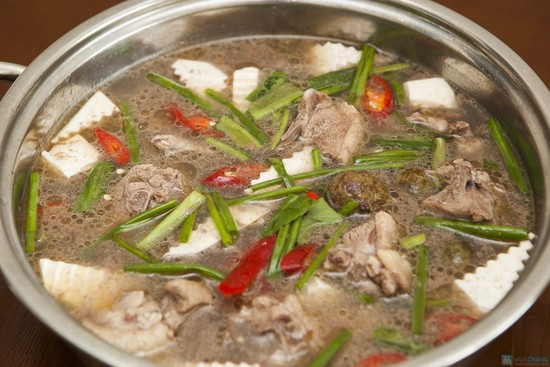 Món lẩu vịt om sấu sì sụp trong ngày mưa cũng rất hợp và ngon miệng. Nguyên liệu cần chuẩn bị: Vịt 1 con khoảng 2kg, sấu, rau sống, rau muống non, bún, cà chua và các loại gia vị khác