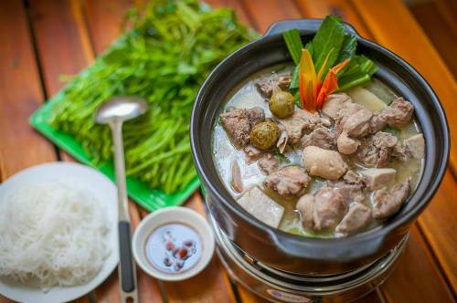 Bày nồi lẩu ra giữa bàn ăn cùng với các loại rau xung quanh vừa ăn vừa nhúng. Với món lẩu vịt om sấu này, bạn có thể ăn kèm cùng với tất cả các loại rau, đậu phụ, nấm, bún…