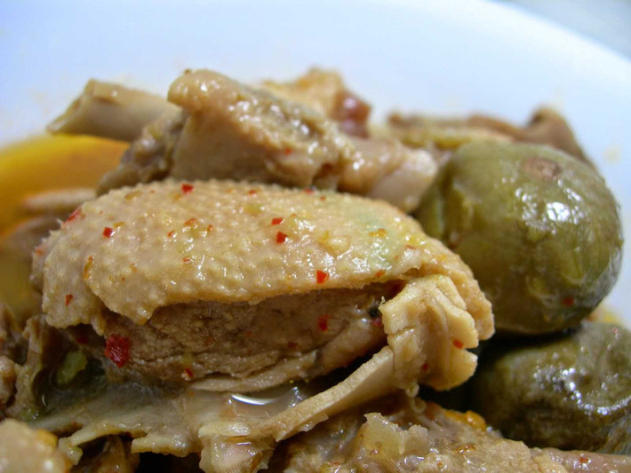 Tiếp đó chặt vịt thành từng miếng nhỏ vừa ăn rồi chần qua nước sôi. Cho thịt vịt đã chặt vào xào săn. Cho thêm cà chua, sấu vào cùng. Đổ nước vào đun sôi, thêm gia vị nêm vừa ăn, rồi cho lên bếp từ để ăn lẩu.