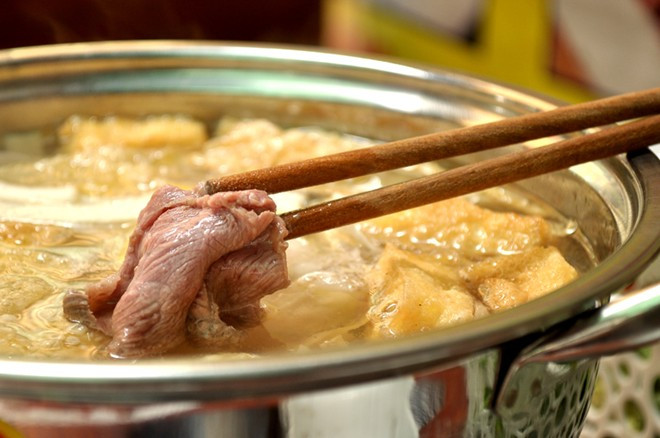 Khi ăn lẩu bò nhúng dấm, bạn dọn thịt bò ra đĩa, xếp thành từng miếng xếp đè lên nhau cho đẹp mắt. Đun nồi nước dùng, nước dùng sôi, bạn bỏ thịt bò vào nhúng cho chín tới rồi thưởng thức bằng cách cuộn thịt bò cùng bánh tráng, rau sống và các loại chuối, khế, chấm mắm nêm ăn cùng.