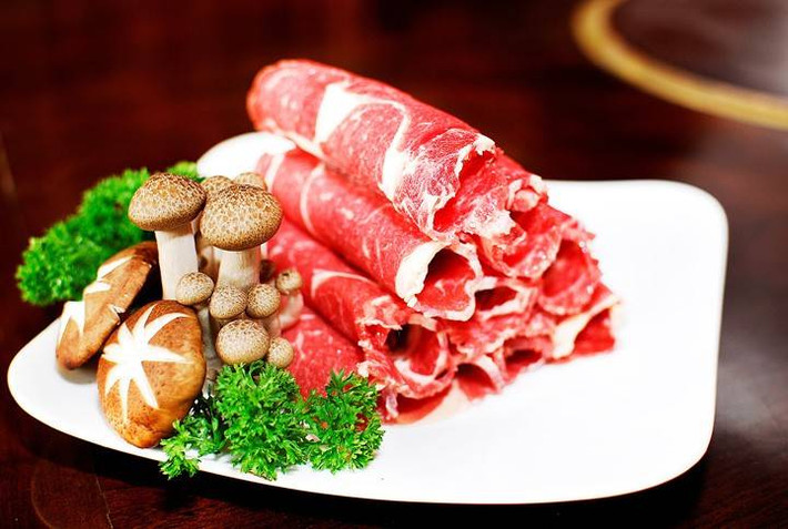 Nguyên liệu lẩu bò nhúng dấm dành cho 4 người gồm: 800g thịt bò, 500ml dấm gạo, nước của 1 quả dừa non, 1 quả dứa chín, bánh tráng, sa tế. Các loại rau sống dưa chuột, giá sống, khế chua, chuối chát, xà lách, rau mùi, rau thơm...
