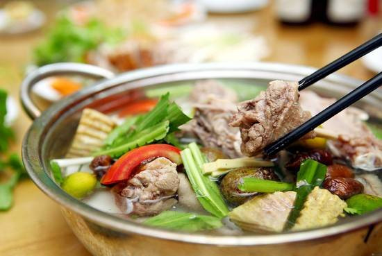 Vịt mua về sát kĩ với muối rồi xả lại bằng nước cho sạch. Dùng nửa quả chanh xát đều lên toàn bộ phần da của vịt để vịt hết mùi hôi. Cho vịt lên thớt, chặt thành những miếng nhỏ vừa ăn. Rau muống nhặt sạch, rửa sạch, để ráo. Sấu cạo vỏ. Cà chua bổ tư.