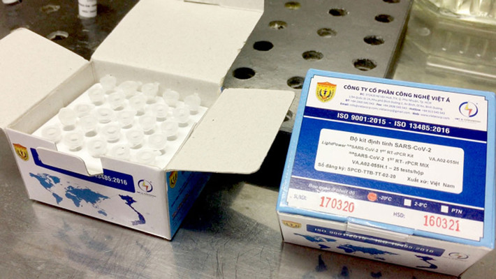 Tại cuộc gặp, ông Trịnh nói với Việt cứ làm các thủ tục để cấp số đăng ký lưu hành với Bộ Y tế, Trịnh sẽ theo sát và chỉ đạo các bộ phận chuyên môn của Bộ Y tế nếu có khó khăn vướng mắc thì báo lại. Trịnh cũng hướng dẫn Việt làm công văn của Công ty Việt Á đề nghị cấp số đăng ký lưu hành khẩn cấp cho kit xét nghiệm. Ông Trịnh cũng yêu cầu Việt phải gửi lại văn bản để mình kiểm tra, duyệt nội dung rồi mới gửi cho Bộ Y tế. "Trịnh nói Huỳnh kiểm tra và giới thiệu cho Việt đơn vị thuộc Bộ Y tế có chức năng kiểm định chất lượng sinh phẩm y tế để Việt liên hệ, thực hiện kiểm định chất lượng kit xét nghiệm phục vụ lập hồ sơ xin cấp số đăng ký lưu hành", kết luận nêu.