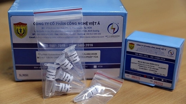 Sau đó, Việt gửi ảnh chụp công văn Việt Á gửi Bộ Y tế đề nghị cấp số đăng ký lưu hành cho kit xét nghiệm bằng tin nhắn Viber cho Trịnh. Ông Trịnh nhắn lại "A thấy ok rồi em". Trước khi Bộ Y tế cấp số đăng ký lưu hành kit xét nghiệm cho Công ty Việt Á, ông Trịnh gọi điện qua ứng dụng Viber cho Việt thông báo "đã chỉ đạo dưới chuyên môn rồi". Ông Trịnh đã tác động Nguyễn Minh Tuấn, vụ trưởng Vụ Trang thiết bị và Công trình y tế, để cấp số đăng ký lưu hành kit xét nghiệm cho Công ty Việt Á. Trên cơ sở đó, chiều 4/3/2020, Bộ Y tế đã cấp số đăng ký lưu hành kit xét nghiệm cho Công ty Việt Á.