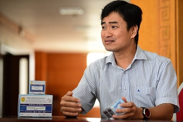 Tháng 12/2020, Phan Quốc Việt xách theo một túi vải chứa 200.000 USD đến nhà bị can Huỳnh tại số 19, ngõ 123 Văn Cao (phường Liễu Giai, quận Ba Đình, Hà Nội) và gửi cho Huỳnh đưa cho cựu Bộ trưởng Bộ Y tế Nguyễn Thanh Long. Khoảng 10h ngày 23/1/2021, Việt tiếp tục chỉ đạo ông Vũ Đình Hiệp đưa 2 tỷ đồng cho Huỳnh, số tiền này Huỳnh giữ.