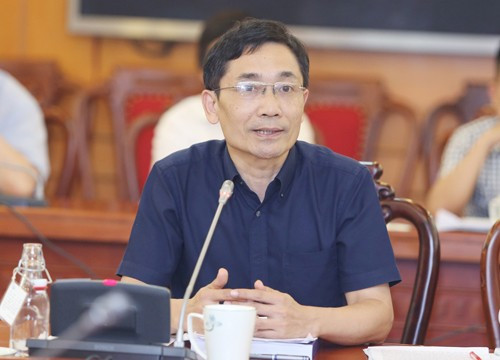 Quá trình Việt Á tham gia nghiên cứu Đề tài, Hùng tiếp tục thông đồng với Việt và tham mưu đề xuất ông Phạm Công Tạc ký Quyết định thành lập Hội đồng đánh giá, nghiệm thu giai đoạn 1 Đề tài. Trong biên bản nghiệm thu có nội dung đề nghị Bộ Y tế cấp số đăng ký lưu hành kit xét nghiệm, ông Hùng cung cấp cho Việt Á để công ty này sử dụng lập hồ sơ đăng ký. Hùng cũng là người tác động giúp Việt Á được Viện Vệ sinh dịch tễ Trung ương kiểm định đánh giá chất lượng kit xét nghiệm và tác động Vụ Trang thiết bị & Công trình y tế để Việt Á được cấp số đăng ký lưu hành tạm thời kit xét nghiệm trái quy định của pháp luật.