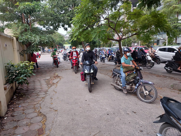 Để tránh ùn tắc và không phải chờ đợi, không ít người dân đã chọn cách lao lên vỉa hè.