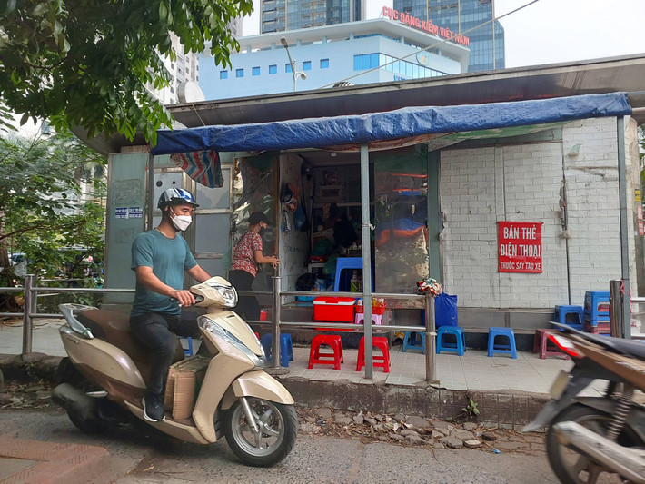 Nhà vệ sinh công cộng trên tuyến đường cũng đã bị người dân tận dụng để làm cửa hàng giải khát, không đảm bảo vệ sinh môi trường.
