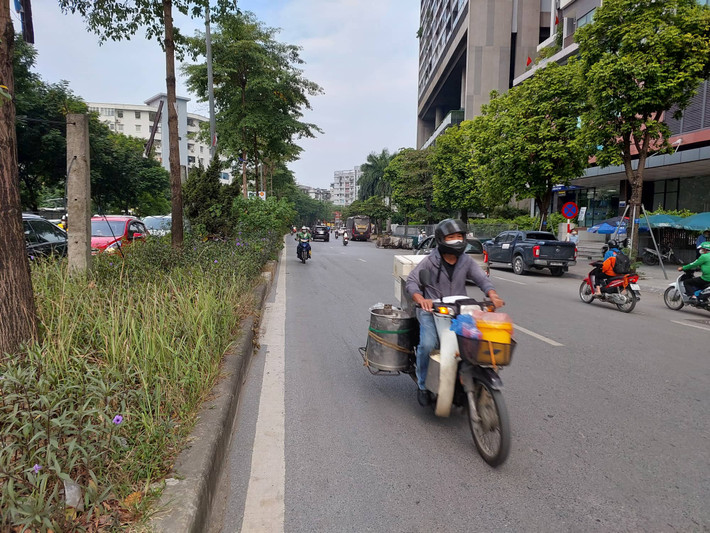 Cũng có nhiều người dân chọn cách đi ngược chiều sang làn bên cạnh để thoát ùn tắc.