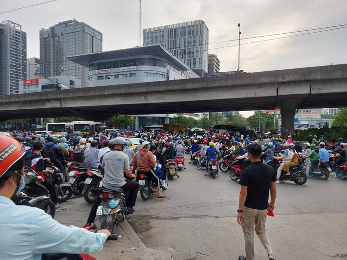 Nút giao Nguyễn Hoàng - Phạm Hùng, ngay trước cổng bến xe Mỹ Đình thường xuyên xảy ra ùn tắc vào giờ cao điểm.