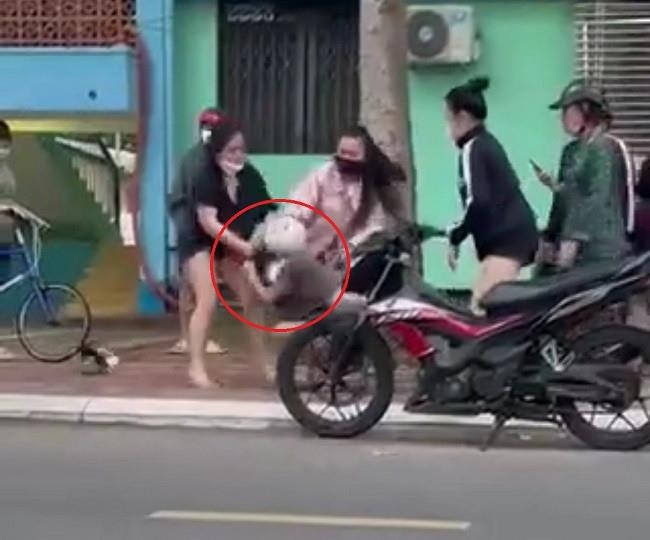 Nữ sinh bị đánh hội đồng dã man bằng mũ bảo hiểm: Sáng 24/10, một lãnh đạo UBND phường 7, TP Vũng Tàu cho biết, đã nắm được thông tin sự việc xảy ra trên địa bàn, hiện công an phường đang khẩn trương điều tra. Nữ sinh bị đánh là em P.N.P.U. (học sinh lớp 10, Trường Việt Mỹ Vũng Tàu - VASCHOOLS). Theo đó, chiều 16/10, do mâu thuẫn với 1 nữ sinh trên mạng xã hội, em U. đã bị người này nhờ người khác đánh dằn mặt. Trong đoạn clip, U. đã bị đánh liên tiếp bằng mũ bảo hiểm vào vùng đầu và mặt, gây thương tích nghiêm trọng.