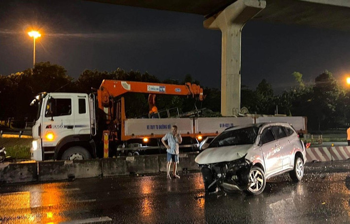 Nữ tài xế điều khiển ô tô tông văng dải phân cách, ngã cột điện: Sáng 24/10, Công an TP HCM đã khắc phục xong sự cố và đang tiếp tục làm rõ vụ ô tô tông dải phân cách trên địa bàn TP Thủ Đức. Đêm 23/10, ô tô do nữ tài xế điều khiển trong thời tiết mưa lớn lưu thông trên xa lộ Hà Nội. Khi vừa đi qua đoạn cầu vượt Trạm 2 (phường Linh Trung) thì mất lái, tông trực diện dải phân cách. Chưa dừng lại, ô tô sau đó tông ngã tiếp cột biển báo giao thông. Hậu quả, phần đầu ô tô nát bươm, hai người ngồi bên trong được người dân hỗ trợ thoát ra ngoài trong tình trạng hoảng loạn.
