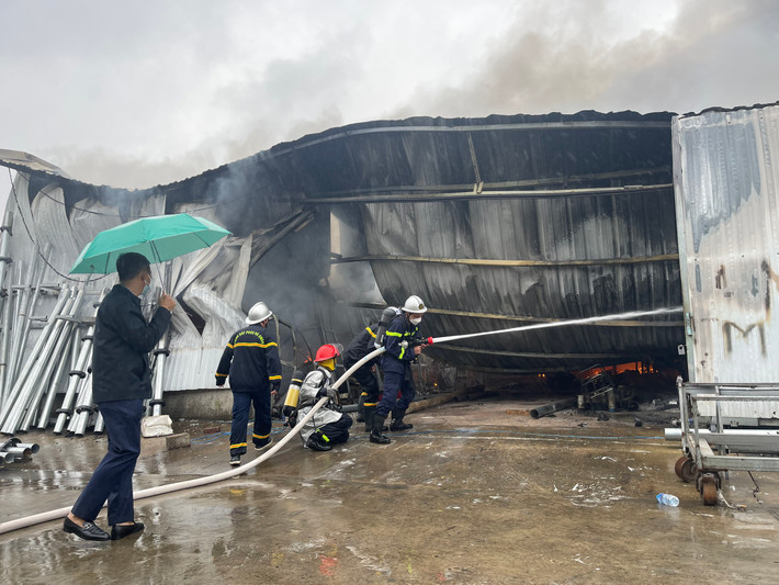 Ngay khi tiếp cận hiện trường, chỉ huy chữa cháy đã khẩn trương tìm kiếm người bị nạn đồng thời triển khai các mũi tấn công, ngăn chặn cháy lan sang các khu vực lân cận.