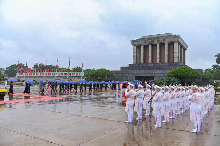 Quyết định kế hoạch phát triển kinh tế - xã hội, dự toán ngân sách nhà nước và phương án phân bổ ngân sách trung ương năm 2023; tiến hành chất vấn và trả lời chất vấn; xem xét báo cáo của một số cơ quan...