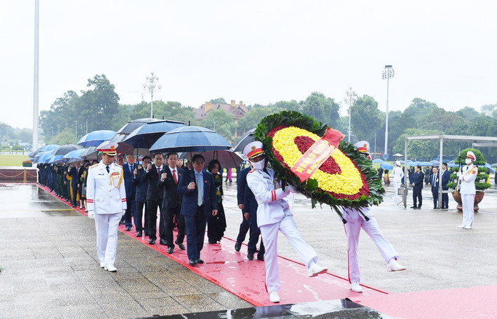 Trong tiếng quân nhạc trang nghiêm, các đồng chí lãnh đạo Đảng, Nhà nước, các đại biểu Quốc hội kính cẩn nghiêng mình, tỏ lòng biết ơn vô hạn, lòng thành kính tưởng nhớ công lao to lớn của Chủ tịch Hồ Chí Minh đối với sự nghiệp đấu tranh giải phóng dân tộc, thống nhất đất nước, xây dựng Tổ quốc Việt Nam xã hội chủ nghĩa hòa bình, độc lập, thống nhất.