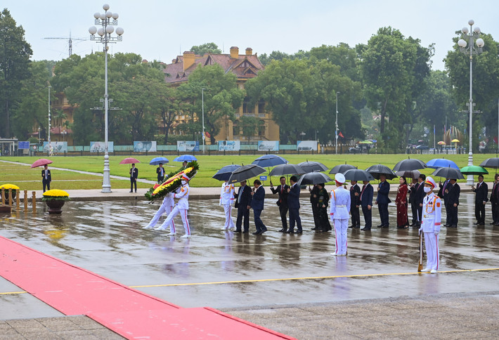Vòng hoa của Đoàn mang dòng chữ: "Đời đời nhớ ơn Chủ tịch Hồ Chí Minh vĩ đại".