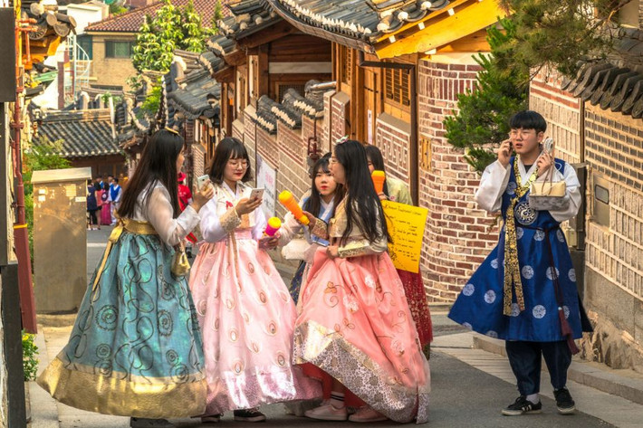 Tại làng cổ Bukchon Hanok, du khách có thể ghé thăm các bảo tàng nằm rải rác bên trong làng cổ. Ảnh: Inmykorea.