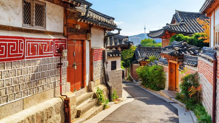 Cái tên Bukchon có nghĩa là “ngôi làng ở phía bắc” và được đặt theo tên của khu vực này vì nó nằm ở phía bắc của quận Cheonggyecheon và Jongno, hai địa danh quan trọng ở Seoul. Ảnh: HotelsCombined.